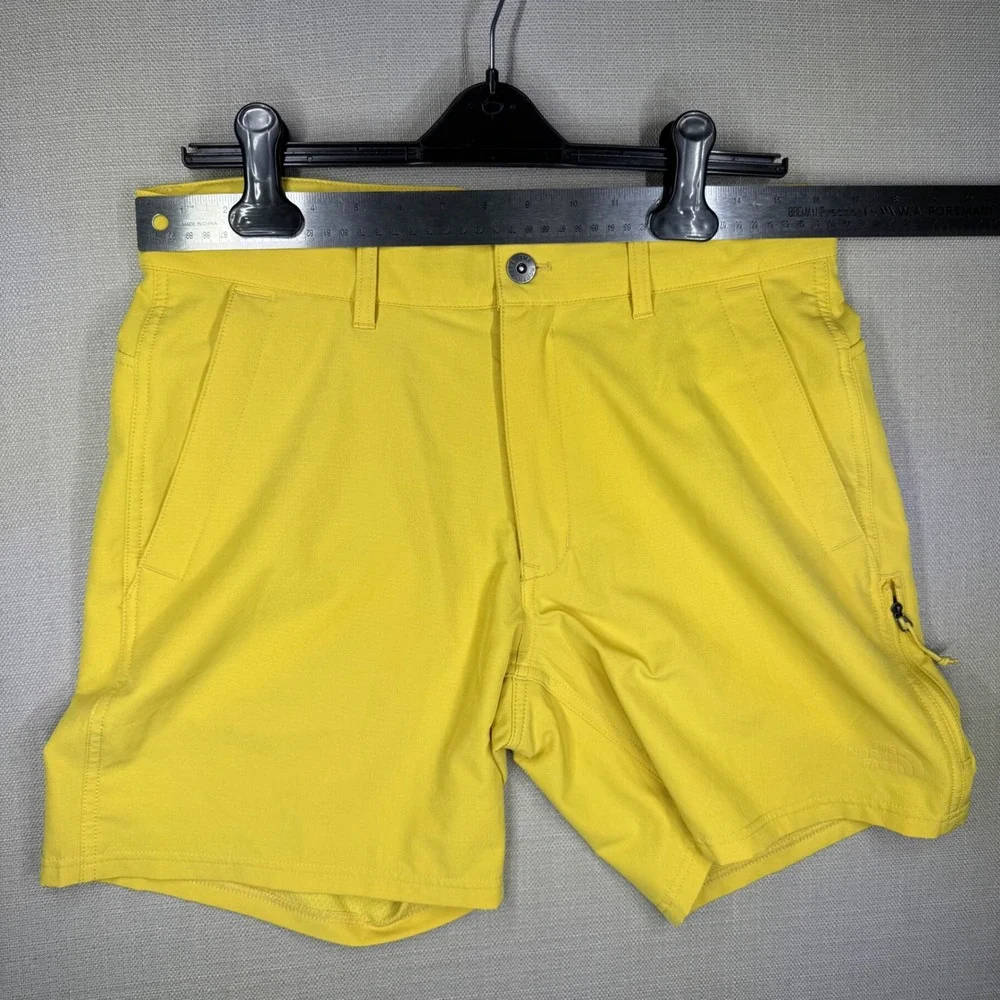 The North Face Mens Rolling Sun Yellow Shorts Stretch Outdoor Activewear Size 32